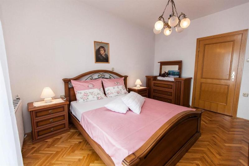 Three-Bedroom Apartment with Balcony and Sea View image 3