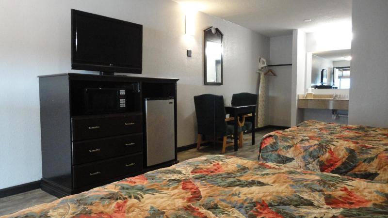 Queen Room with Two Queen Beds - Smoking image 2