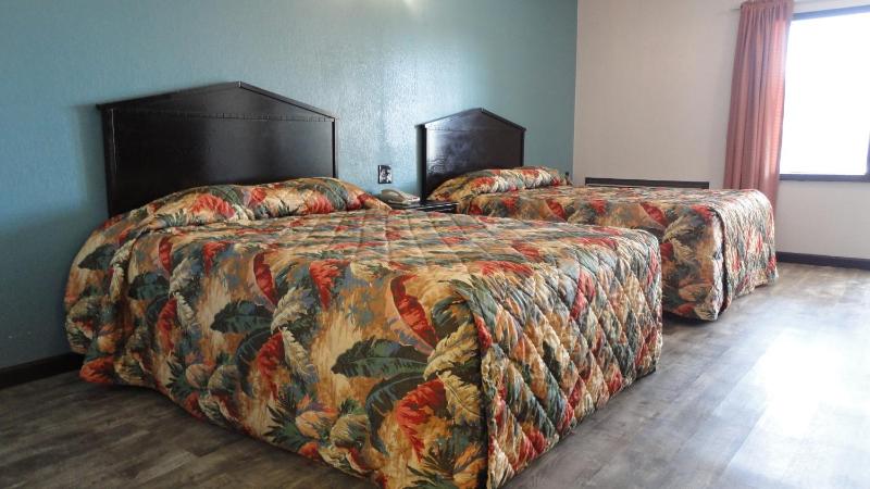 Queen Room with Two Queen Beds - Non-Smoking image 3