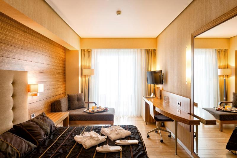 Superior Triple Room with Sea View image 4
