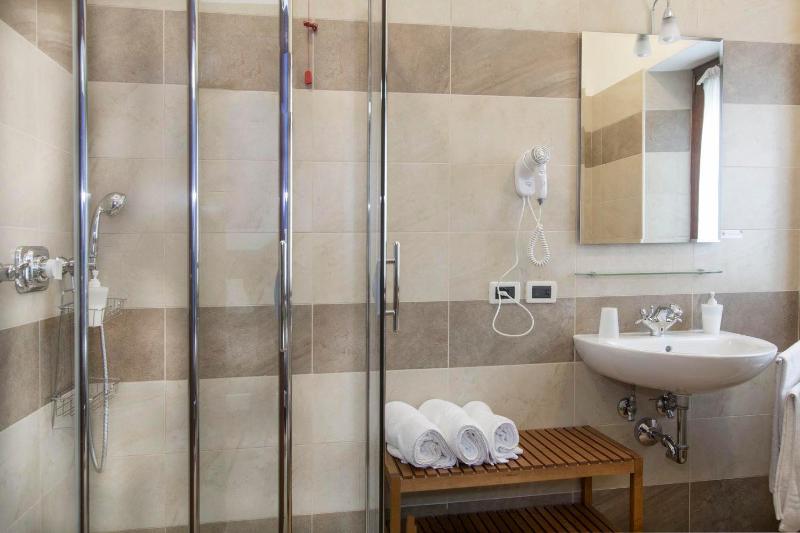 King Room with Spa Bath image 4