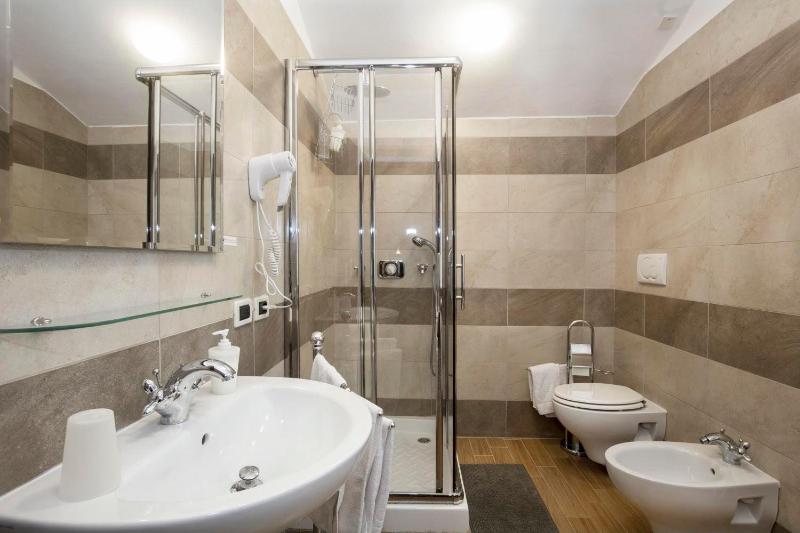 Deluxe Double Room with Extra Bed image 3