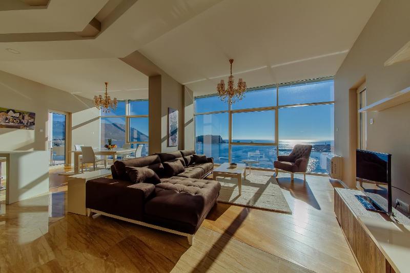 Luxury Three-Bedroom Apartment with Terrace and Sea View  image 1