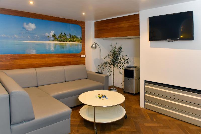 Studio Apartment Yacht Design image 3