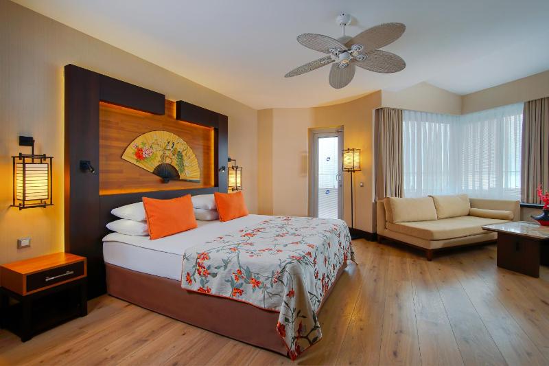 Junior Suite with Spa Bath and Sea View image 2