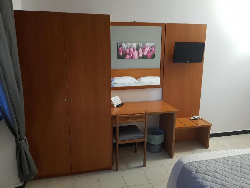 Deluxe Double or Twin Room image 2