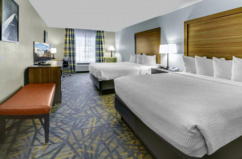 Queen Room with Two Queen Beds - Non-Smoking image 2