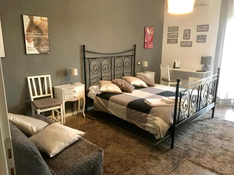 Double Room with Private Bathroom and Balcony image 2