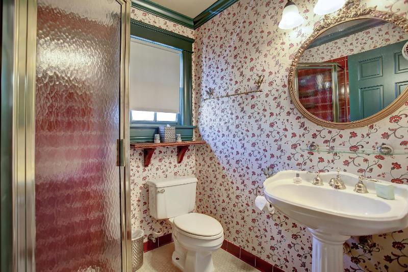Queen Room image 2