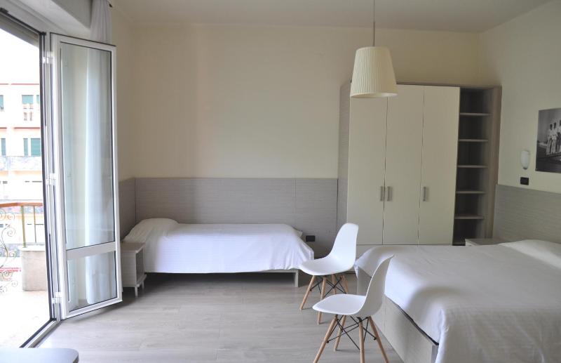 Economy Triple Room image 4