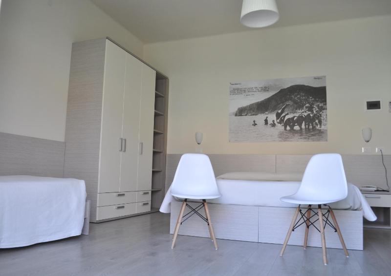 Economy Triple Room image 1