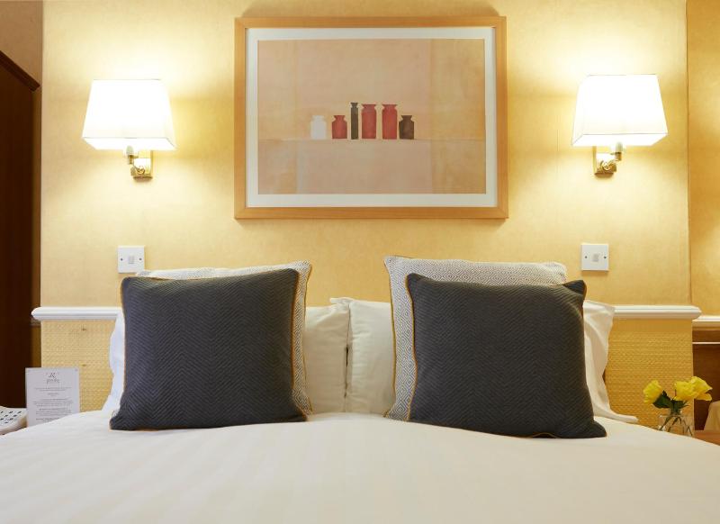 Classic Double Room image 4