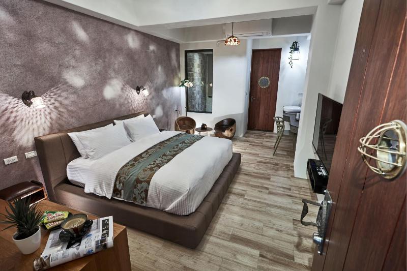 Deluxe Double Room with Balcony image 2