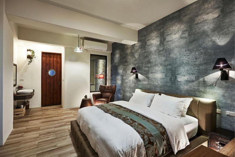 Deluxe Double Room with Balcony image 2
