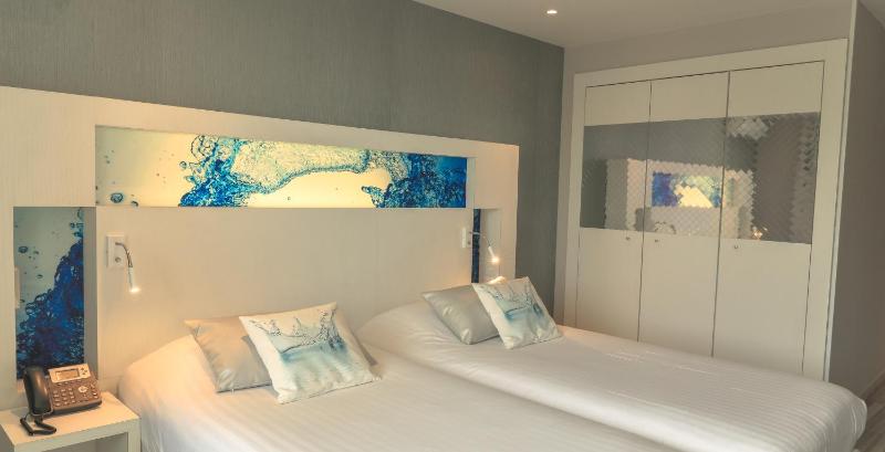 Superior Double or Twin Room with Sea View image 4