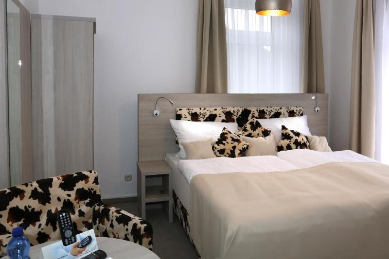 Double Room image 3