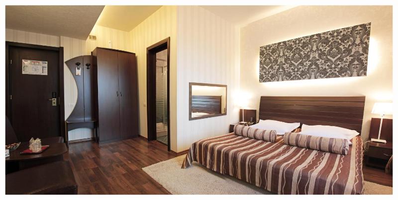 Double or Twin Room with Balcony image 3