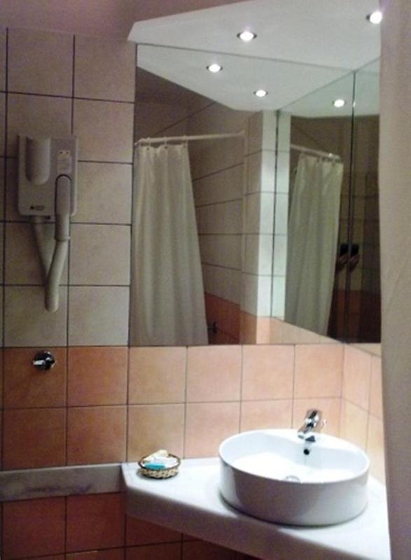 Double or Twin Room with Sea View image 3