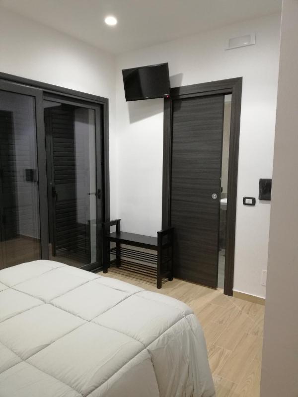 Standard Double Room image 4