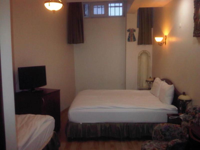 Economy Triple Room image 4