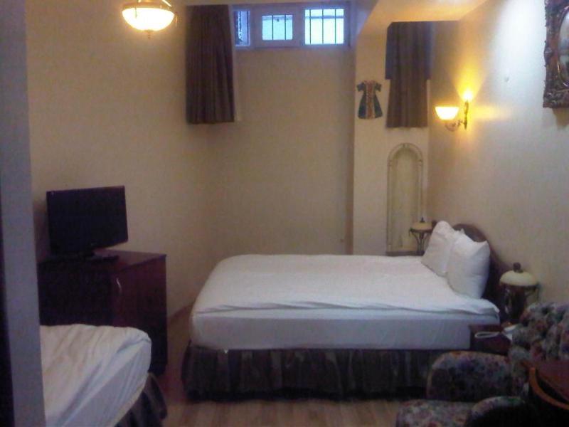 Economy Triple Room image 3