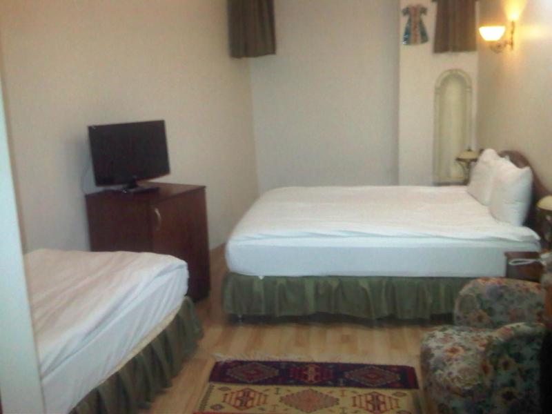 Economy Triple Room image 2