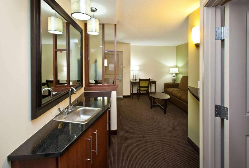One Bedroom King Suite - Non Smoking  image 1
