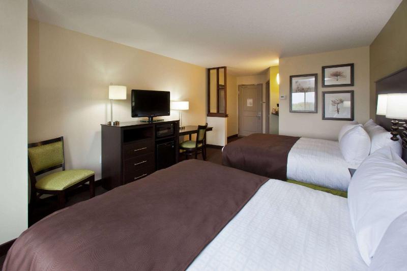 Queen Room with Two Queen Beds - Non-Smoking image 4