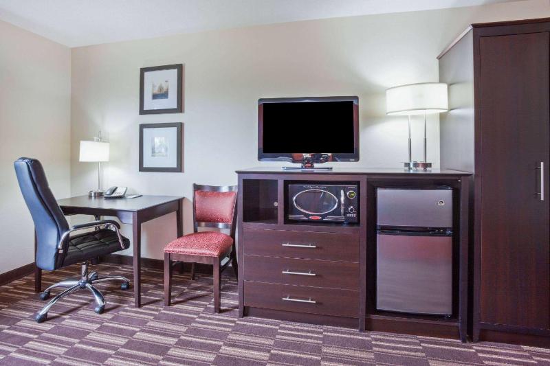Queen Room with Two Queen Beds - Non-Smoking image 4