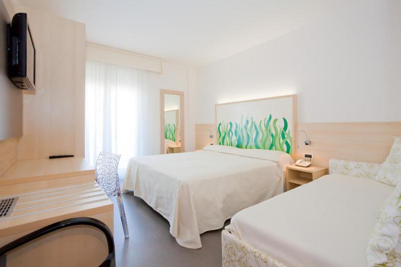 Triple Room with Sea View image 1
