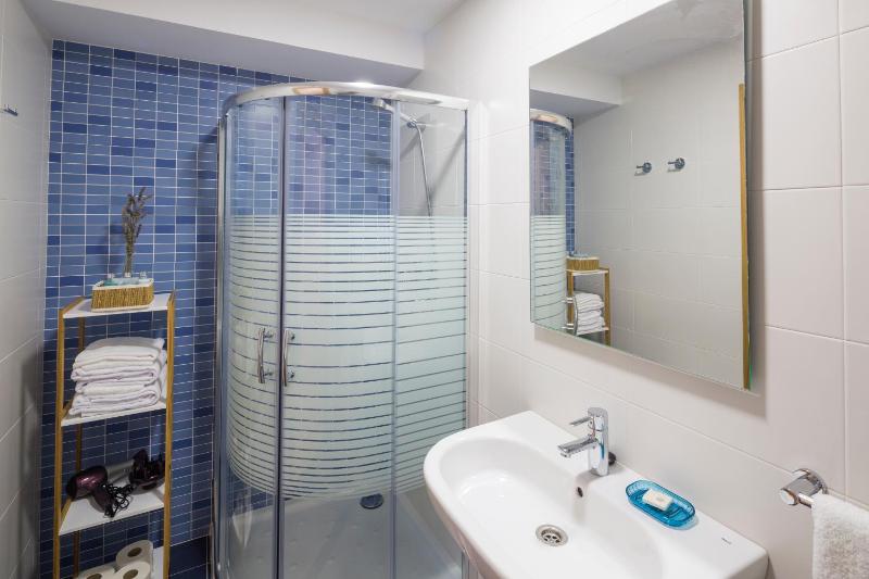 2-Bedroom Apartment with Street View image 4