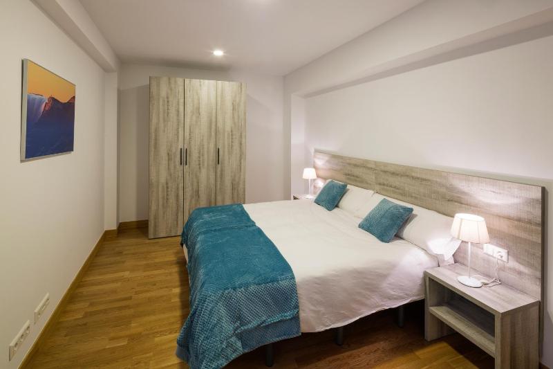 2-Bedroom Apartment with Street View image 4