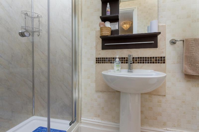 Large Double Room image 3