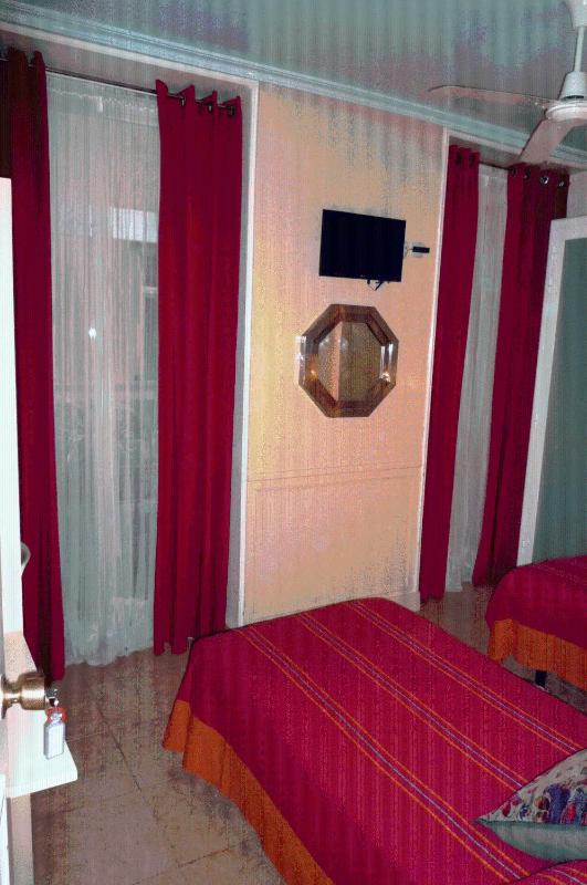 Twin Room image 4