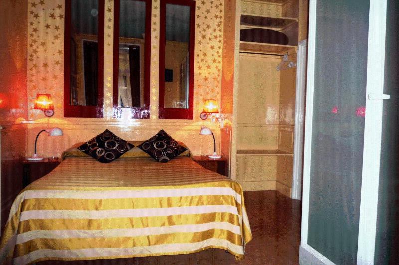 Double Room image 3