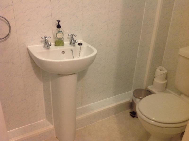 Twin Room image 3