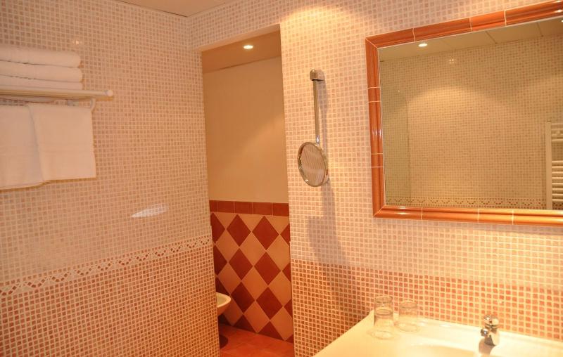 Prestige Triple Room image 3