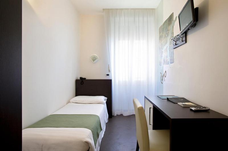 Single Room with Sea View image 2