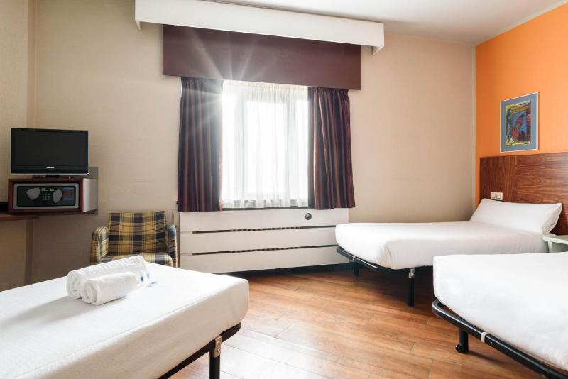 Twin Room with Extra Bed image 4
