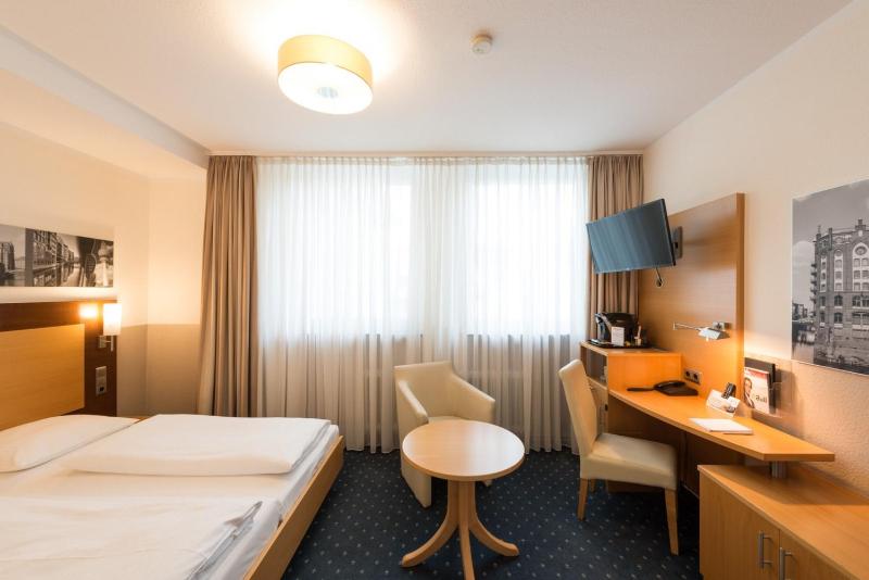 Standard Double Room image 4