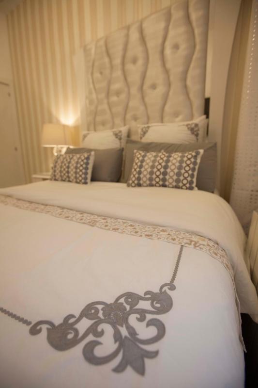 Deluxe Queen Room image 2