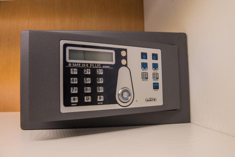 Deluxe Studio image 2