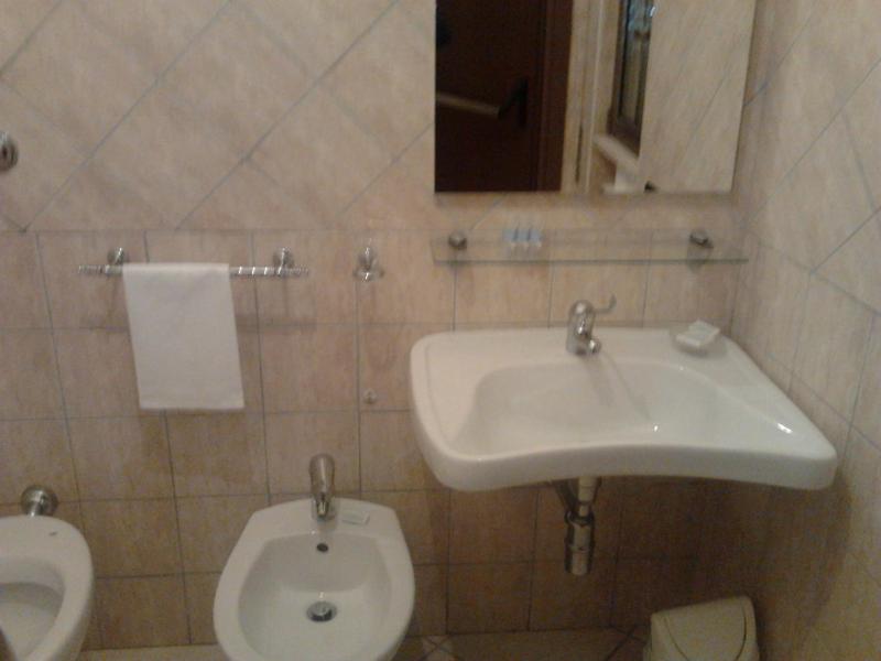 Twin Room image 4