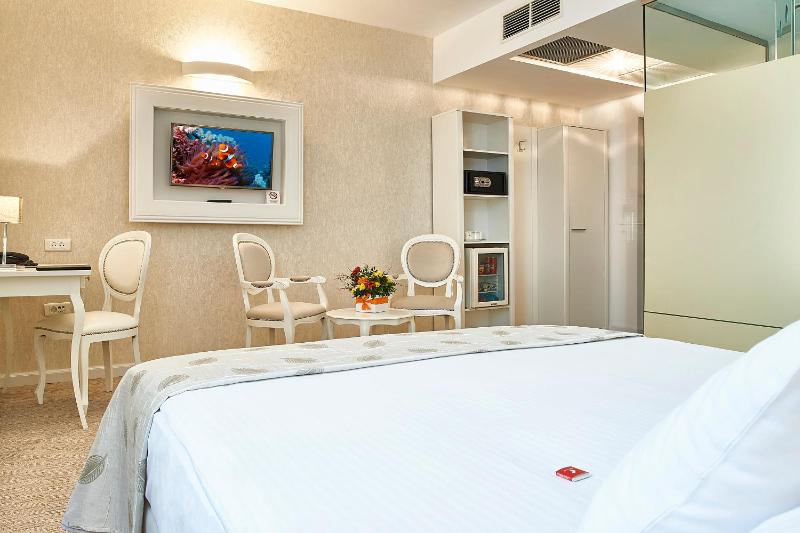 Deluxe Double Room image 4