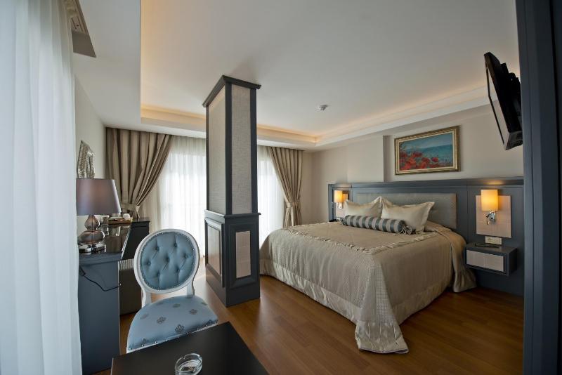 Deluxe Room with partial sea view image 4