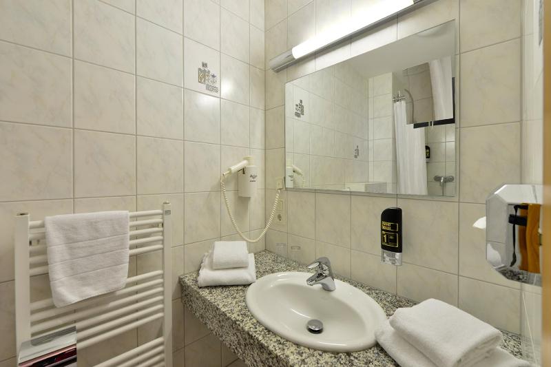 Double Room image 3