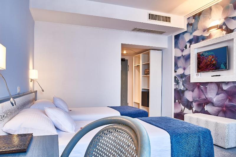 Standard Twin Room image 1