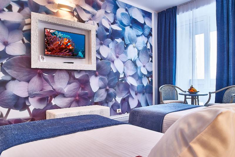 Standard Twin Room image 3