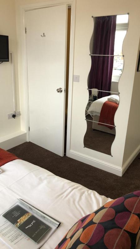 Twin Room with Private Bathroom image 4