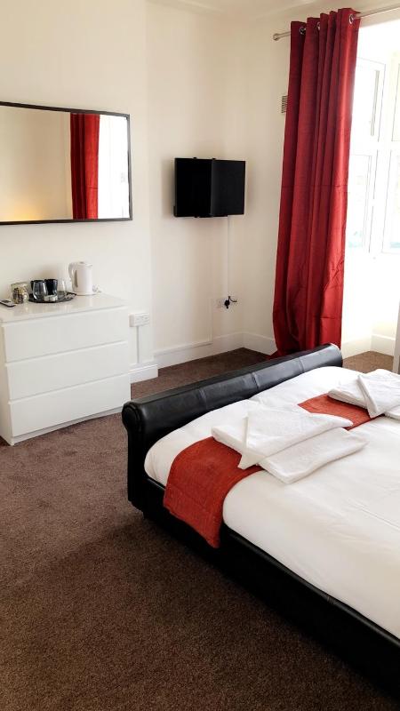 Standard King Room image 4